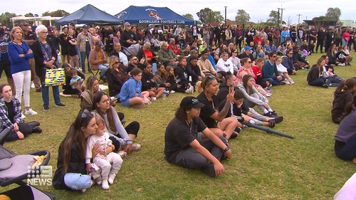 Des centaines de personnes en deuil se sont rassemblées à Perth pour rendre hommage