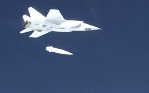 A Russian MiG-31 fighter jet releases the new Kinzhal hypersonic missile during a test at an undisclosed location in Russia (Photo: March 2018). 