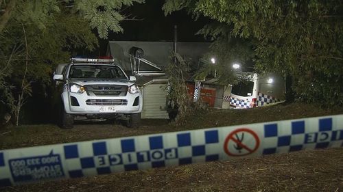 Un homme assiste la police alors qu'une enquête sur la mort d'un aide-enseignant à la retraite dans l'arrière-pays de la Sunshine Coast du Queensland se poursuit.