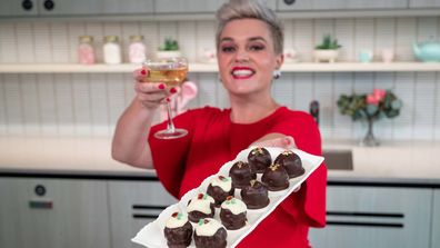 Jane de Graaff makes mini pudding balls