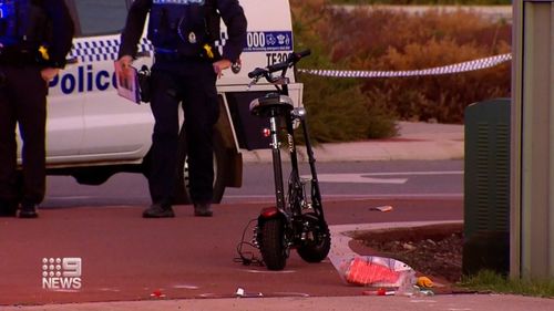 A man has died while travelling on an e-scooter that crashed into a bike in the Perth suburb of Thornlie. 