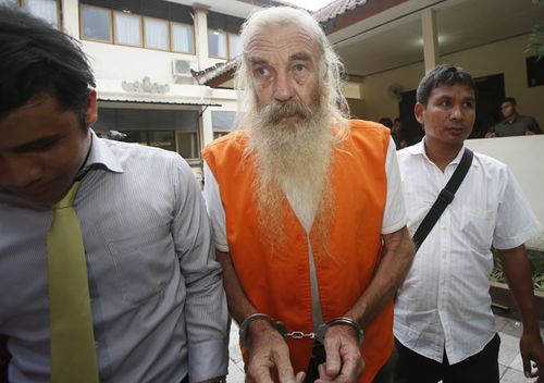 Australian Robert Ellis is escorted to his verdict trial at the Denpasar District Court in Bali, Indonesia, 25 October 2016. Indonesian judges sentenced Robert to 15 years in jail and found him guilty for abusing four girls aged around ten years old in a four year period in Bali. (AAP)