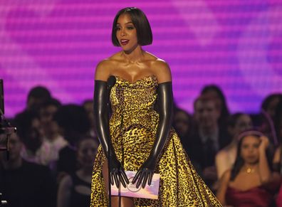 Kelly Rowland accepts on behalf of Chris Brown, the award for favorite male R&B artist at the American Music Awards on Sunday