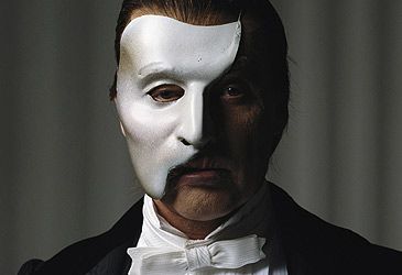 Who played the titular role in The Phantom of the Opera when it opened in 1986?