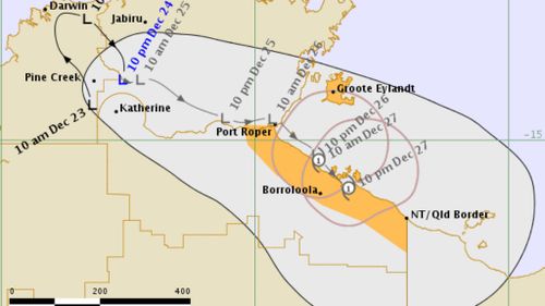 Cyclone warning for Top End as bushfires threaten Victorian homes