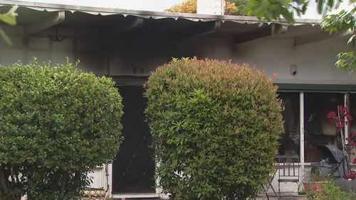 Pai vitoriano Les Crampton morre em incêndio em casa