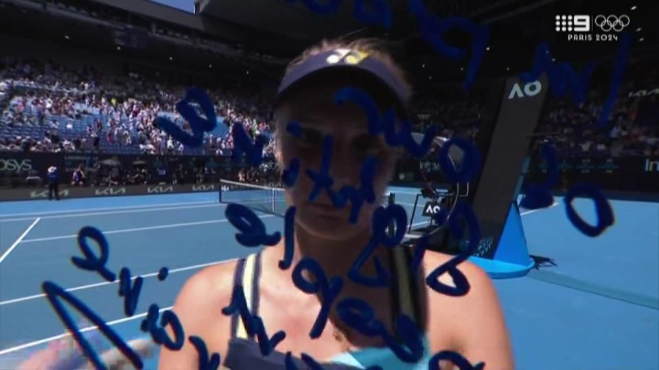 Dayana Yastremska signed the camera with words of encouragement for Ukrainian troops.