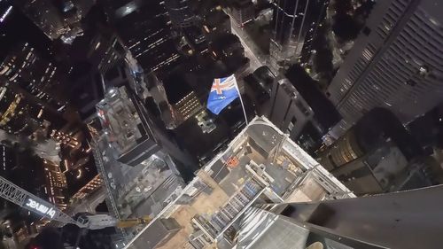 El joven se detuvo una vez durante su ascenso para disfrutar de la vista.﻿