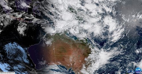 Toute la côte est est enveloppée de nuages ​​alors que des systèmes de basse pression se forment sur le Territoire du Nord.