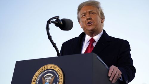 Le président Donald Trump prend la parole avant de monter à bord d'Air Force One à la base aérienne d'Andrews, dans le Maryland, le mercredi 20 janvier 2021