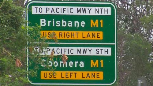 Un homme essayant de rentrer chez lui en stop sur la côte nord de la Nouvelle-Galles du Sud s'est retrouvé dans le Queensland, caché dans le train de roulement d'un camion.