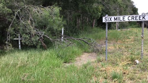 Appeal to find loved ones after Queensland roadside memorial removed for planned highway upgrade