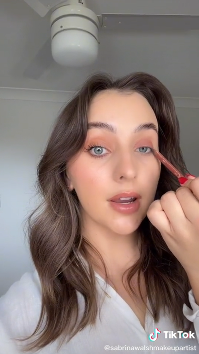Aussie make-up artist Sabrina Walsh reveals trending new lip liner hack for smoky eye look.