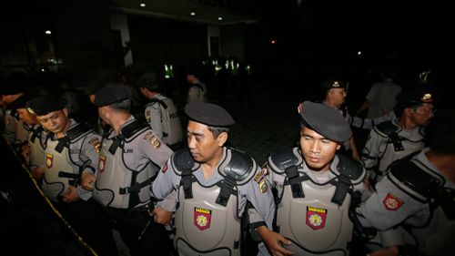 Indonesian police line up during a preparation to transfer Chan and Sukumaran. (AAP)
