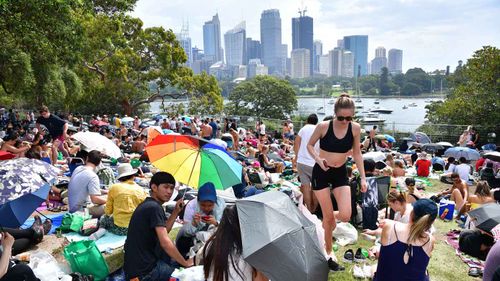 Les gens sont vus à Mrs Macquarie's Point en préparation des feux d'artifice du Nouvel An l'année dernière.