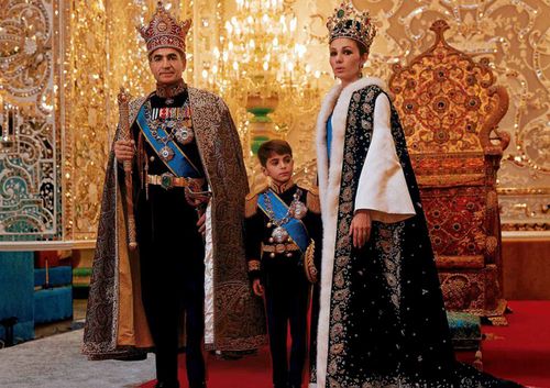 Lo Scià dell'Iran, Mohammad Pahlavi con la moglie e il figlio Reza.