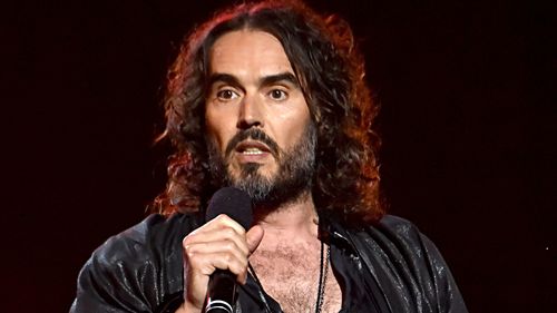 Russell Brand prend la parole sur scène.