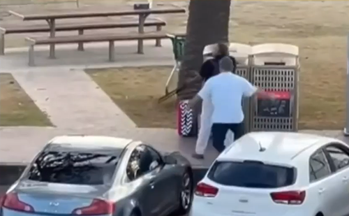 Il filmato del momento mostrava Ahmed che saltava fuori da dietro alcune macchine e affrontava Akram, strappandogli la pistola e puntandola contro di lui. 
