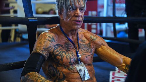 Mickey Rourke rests turning a boxing training session before his bout. (Getty)