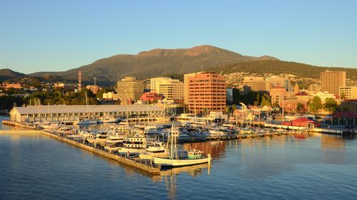 Una vista del porto di Sullivans a Hobart, in Tasmania, in una giornata limpida con il monte Wellington che sorge sullo sfondo. La Broadcast Australia Tower, o NTA, si erge sul monte Wellington come un razzo pronto al decollo,