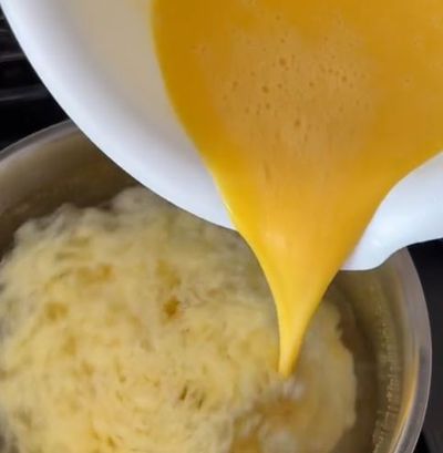 Scrambled eggs using boiling water