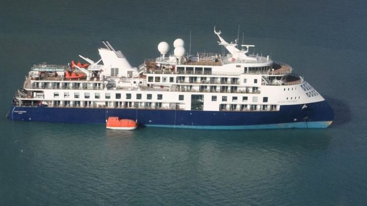 australian cruise ship runs aground