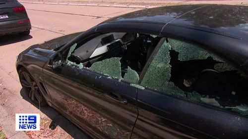 Un homme a été arrêté après que des dizaines de devantures de magasins et de vitres de voitures ont été brisées pendant la nuit sur les plages du nord de Sydney.