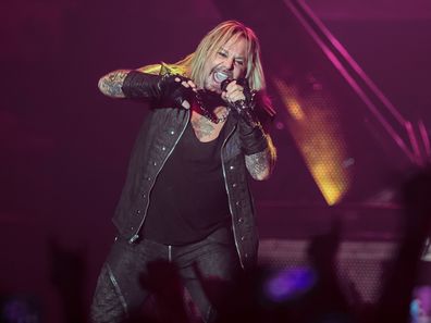 London, Inggris - 06 November: Vince Neill dari Motley Crue tampil di SSE Arena Wembley pada 6 November 2015 di London, Inggris. (Foto oleh Neil Lupin/Redferns)