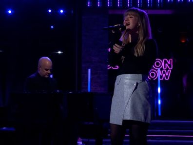Kelly Clarkson performs Wide Awake by Katy Perry.