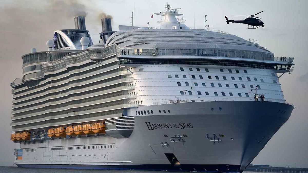 Crew Member Dies When Lifeboat Drops From World S Biggest Cruise Ship