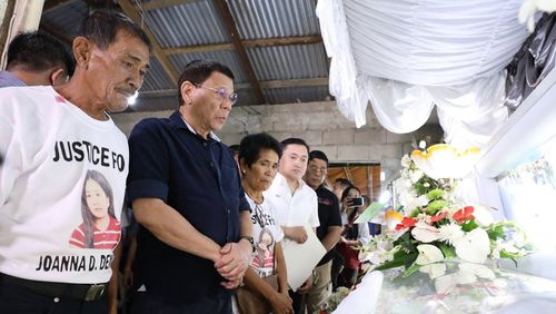 Philippine President Rodrigo Duterte viewing the coffin of Overseas Filipino Worker (OFW) Joanna Demafelis. (AAP)