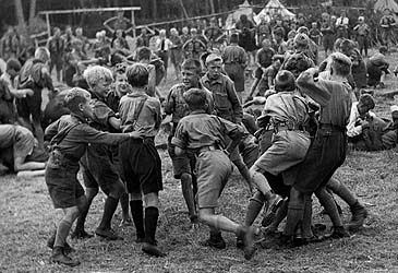 Membership of the Hitler Youth was mandatory from what age from 1939?