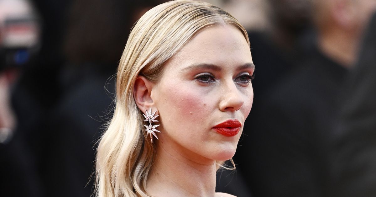 Scarlett Johansson membanting ai setelah video yang dipenuhi dari dia memanggil Kanye West beredar online