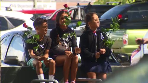 Children held roses outside court. (9NEWS)