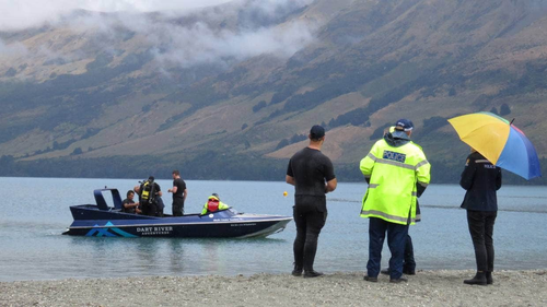 L'équipe de plongée de la police se prépare à rechercher le corps de l'Australien Jonathan Jordan Young qui s'est noyé après avoir tenté d'aider un petit garçon pris dans l'eau à Glenorchy.