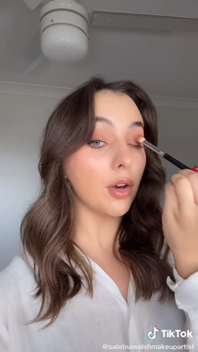 Aussie make-up artist Sabrina Walsh reveals trending new lip liner hack for smoky eye look.