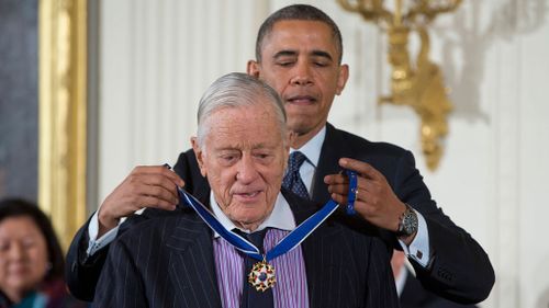 US President Barack Obama awards Ben Bradlee with the Presidential Medal of Freedom. (AAP)