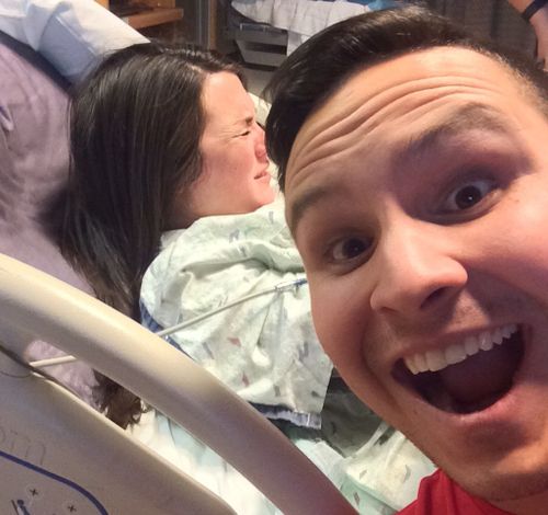 New dad takes amusing selfie while wife gives birth 