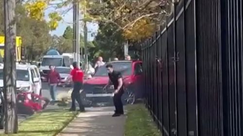 La police de NSW a poursuivi une voiture prétendument volée avant qu'elle ne s'écrase deux fois, ce qui a forcé les habitants armés à s'enfuir, dans l'ouest de Sydney cet après-midi.