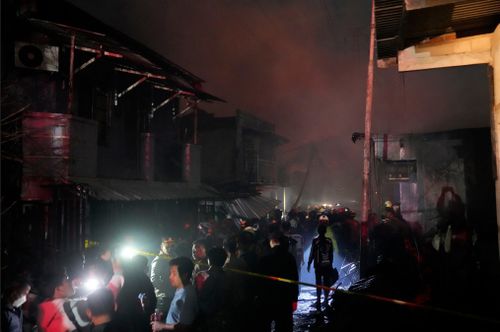 Un important incendie s'est déclaré vendredi dans un dépôt de stockage de carburant dans la capitale indonésienne, tuant au moins 17 personnes, en blessant des dizaines d'autres et forçant l'évacuation de milliers de personnes.