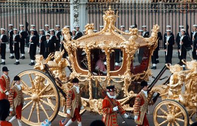 Queen Elizabeth ll leaves Buckingham Palace in the Gold State Coach during the Silver Jubilee celebrations on 7th June 1977 in London, England. (Photo by Anwar Hussein/Getty Images)