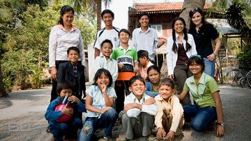 Tara Winkler with children from her Cambodian charity. (60 Minutes)