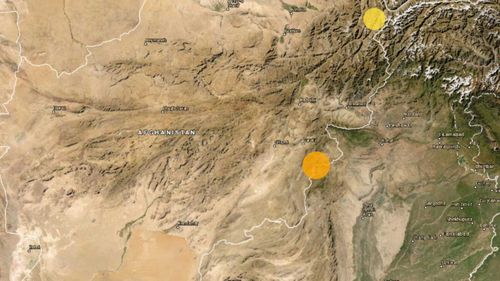 橙色圆点代表阿富汗地震的位置。