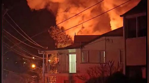 Les voisins se sont précipités vers les frères et sœurs âgés qui étaient piégés dans une maison en feu à Brisbane.