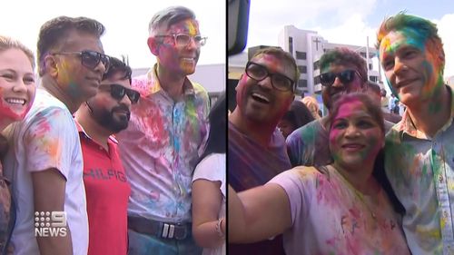 Le premier ministre et le chef de l'opposition ont également célébré l'un des festivals les plus importants de l'hindouisme - Holi, tous deux heureux d'être couverts de poudre colorée.