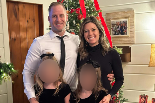 Los investigadores dijeron que el esposo de la Sra. Flynn y sus dos hijos estaban en la casa cuando llegaron los agentes.