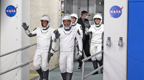 Los miembros de la misión SpaceX Crew-4, de izquierda a derecha, el piloto Bob Hines, el comandante Kjell Lindgren, la especialista de misión Jessica Watkins y la especialista de misión de astronautas de la Agencia Espacial Europea Samantha Cristoforetti, d 'Italia, salen del edificio de operaciones y verificación para un viaje a Pad 39- Un lanzamiento y despegue programado para el miércoles 27 de abril de 2022 en el Centro Espacial Kennedy en Cabo Cañaveral. 