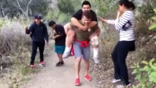 Man finds injured hiker and carries him over three kilometres to safety