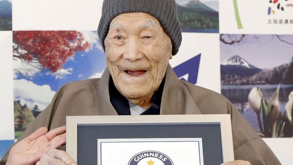 Masazou Nonaka receives the certificate from Guinness World Records as the world's oldest living man at age 112 years and 259 days during a ceremony in Ashoro on Japan's northern main island of Hokkaido. (AAP)