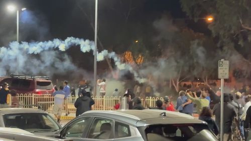 Una gran multitud se reunió frente al lugar donde se alojaba un hombre sospechoso en el Hospital Alice Springs el jueves por la noche.